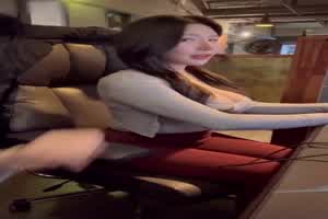 豪乳女神有求必应网咖疯狂裸露寂寞至极  背景图片