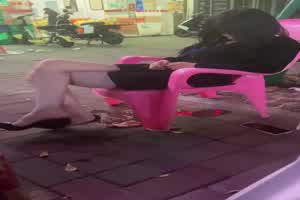 这就是你们女朋友喝多的样子，大街上无视众人，直接尿了  背景图片