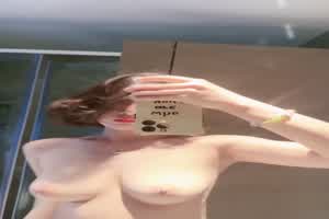 对镜漏奶  背景图片