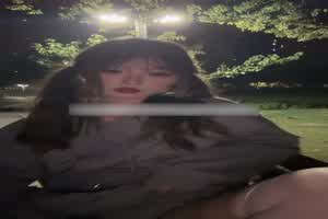 公园双马尾小母狗  背景图片