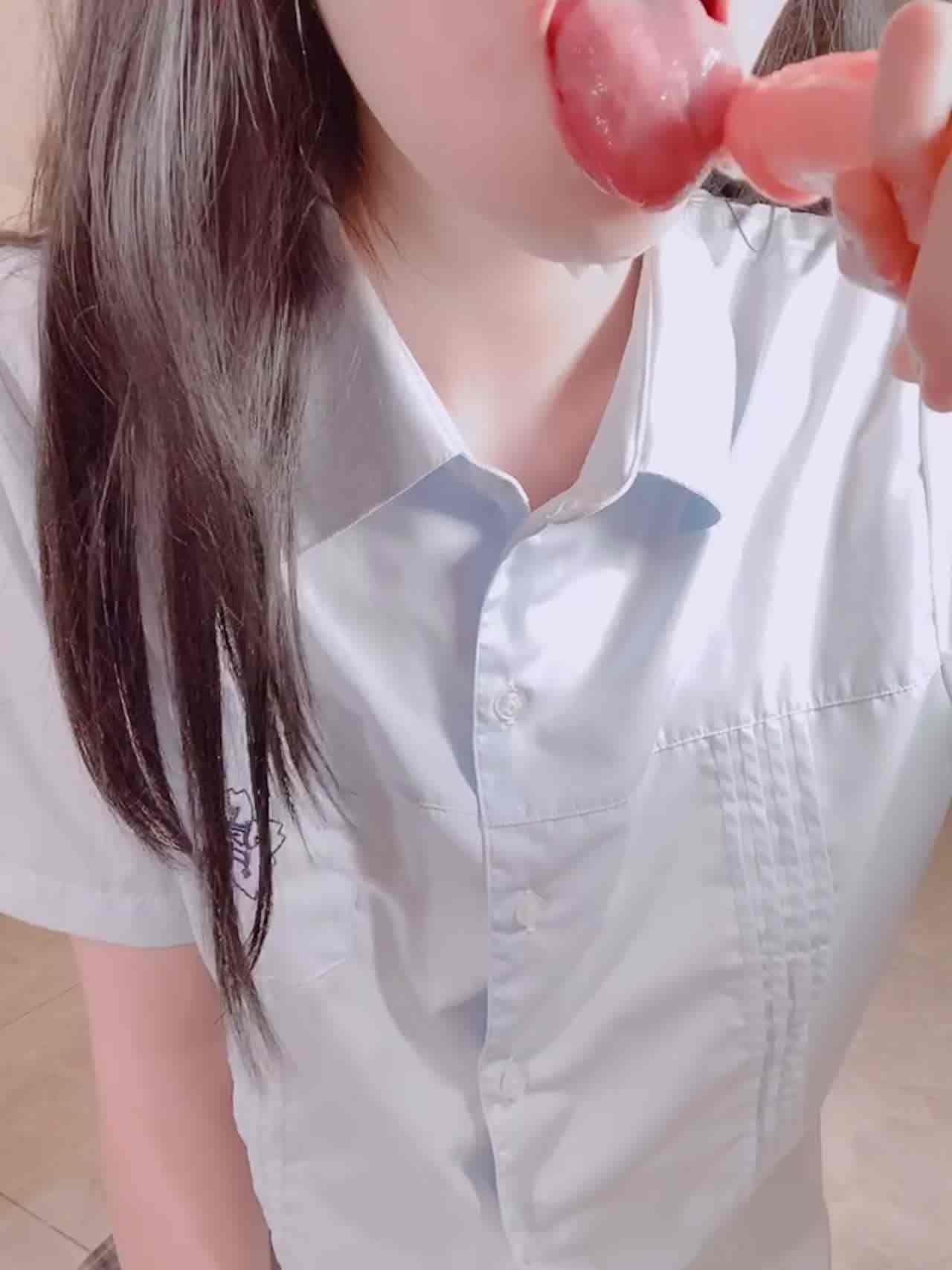  原创 学妹吃假鸡巴到口水直流 的剧照6