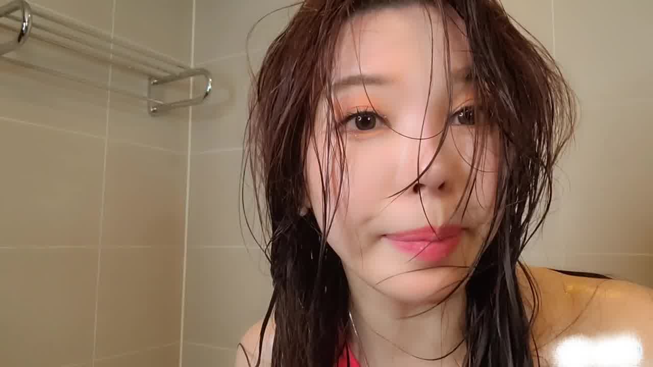  国外极品小姐姐在浴室搔首弄姿很是诱惑 的剧照2