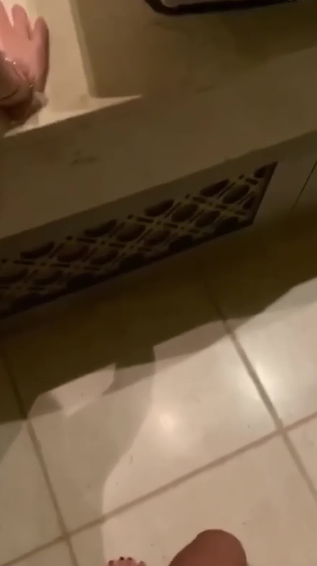  在厕所跟女友打炮很刺激 的剧照8