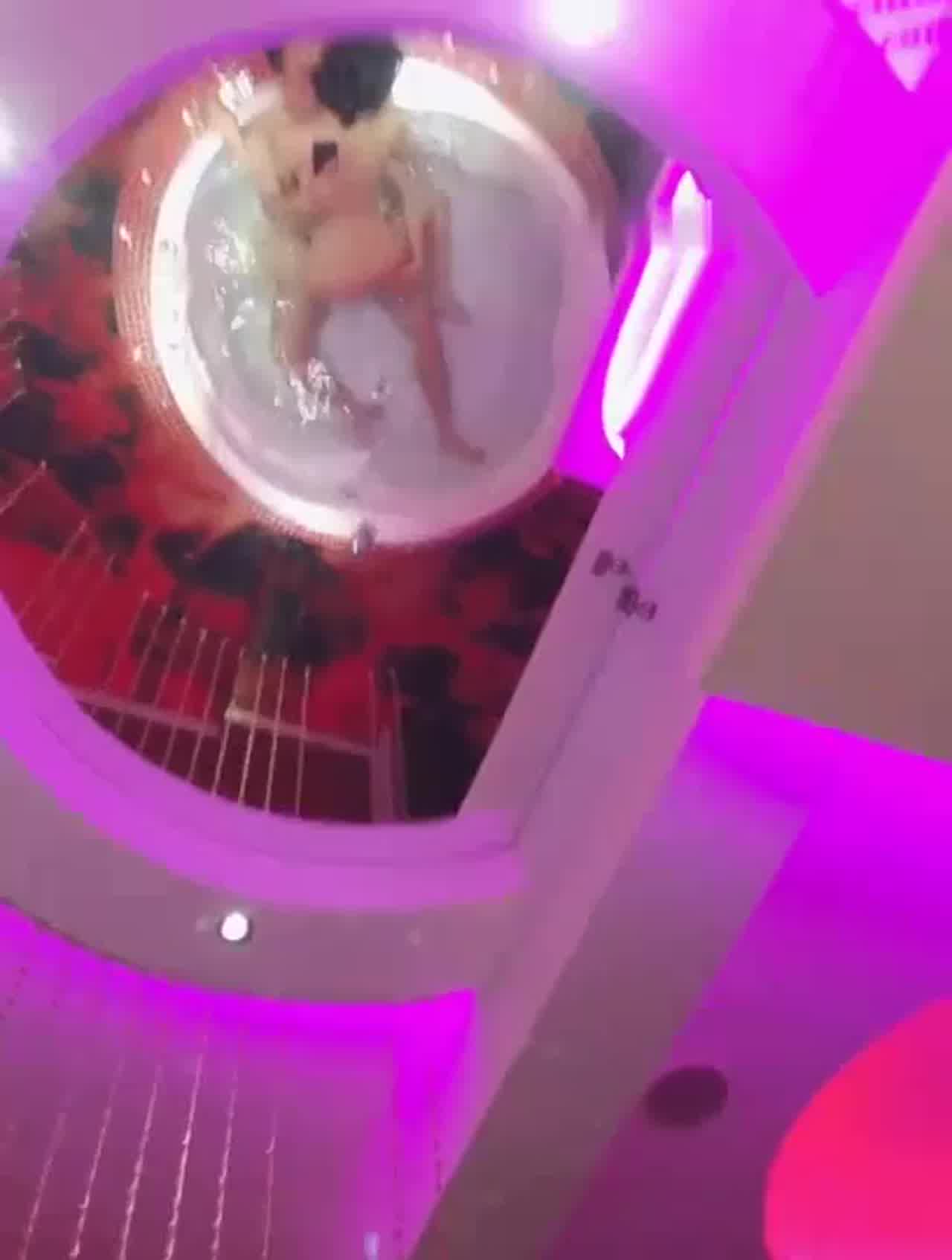  极品美女浴缸戏水入操 的剧照5