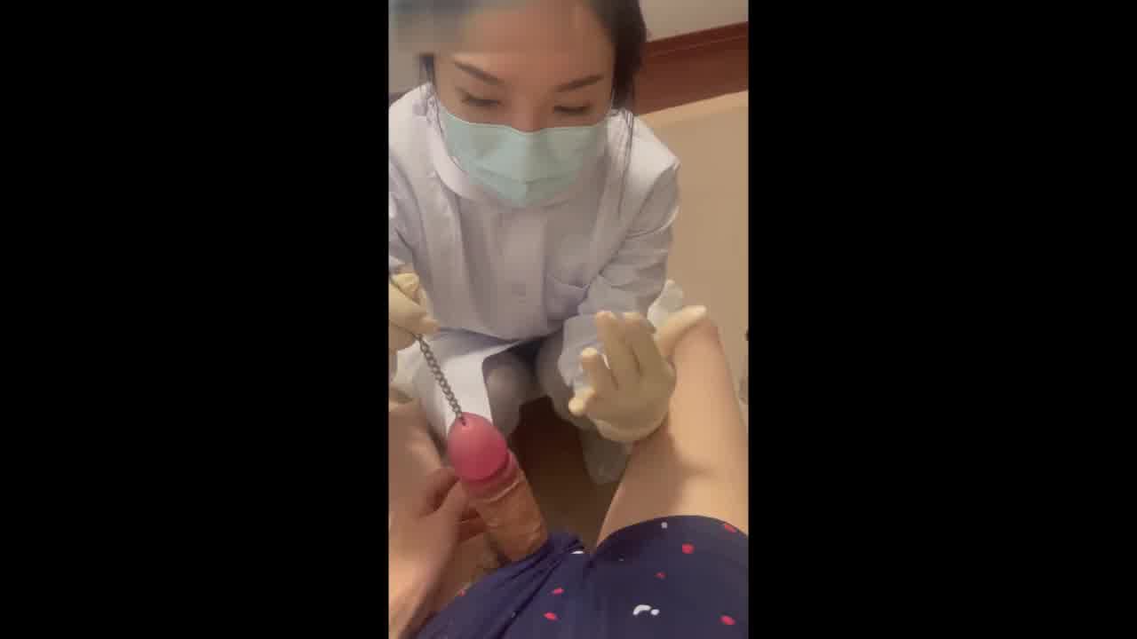  尿道按摩！护士小姐姐 按摩马眼体验 的剧照9