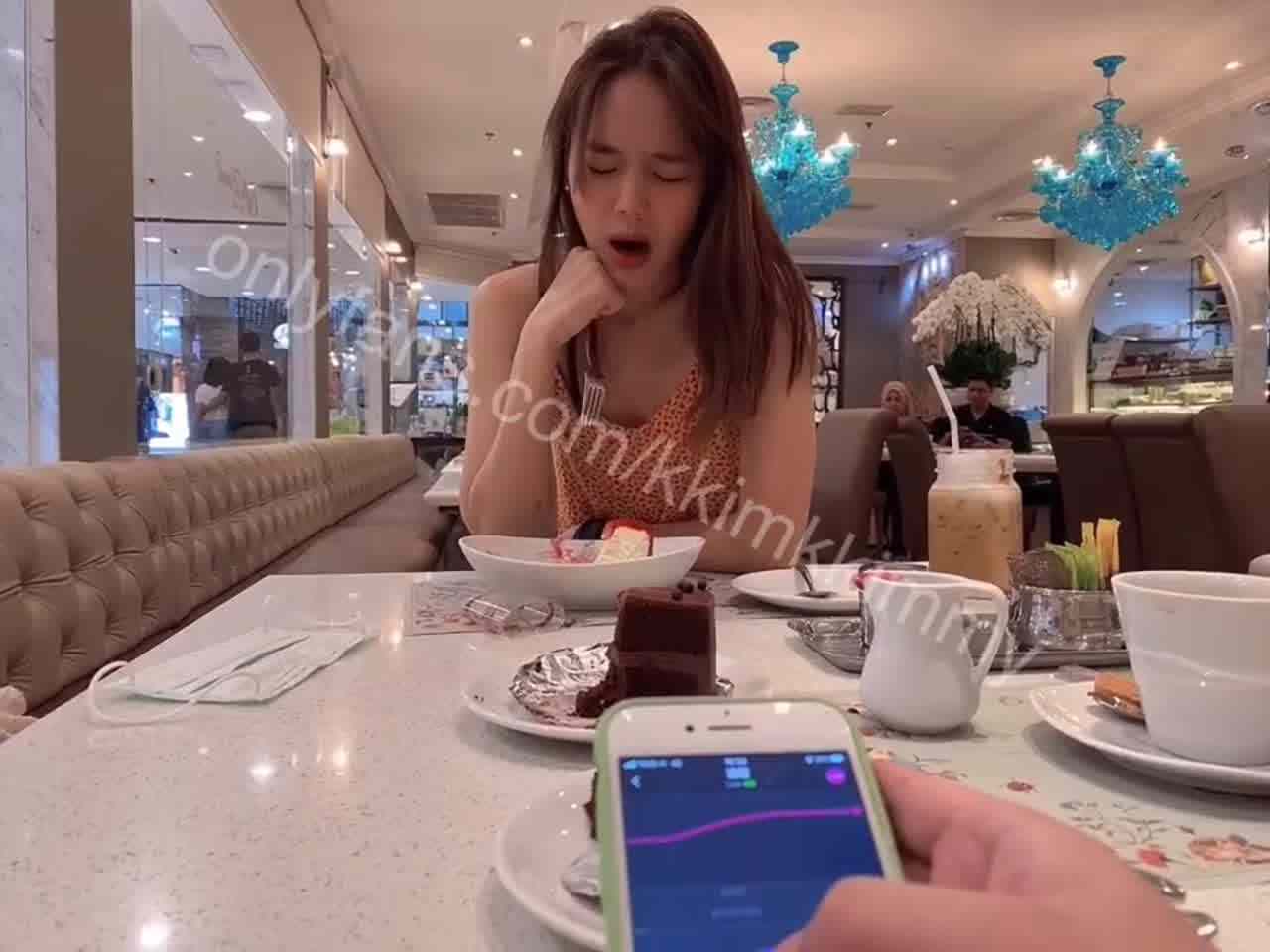  约会时在餐厅使用远控跳蛋看女友忍住高潮不叫的样子真的超爽！ 的剧照6