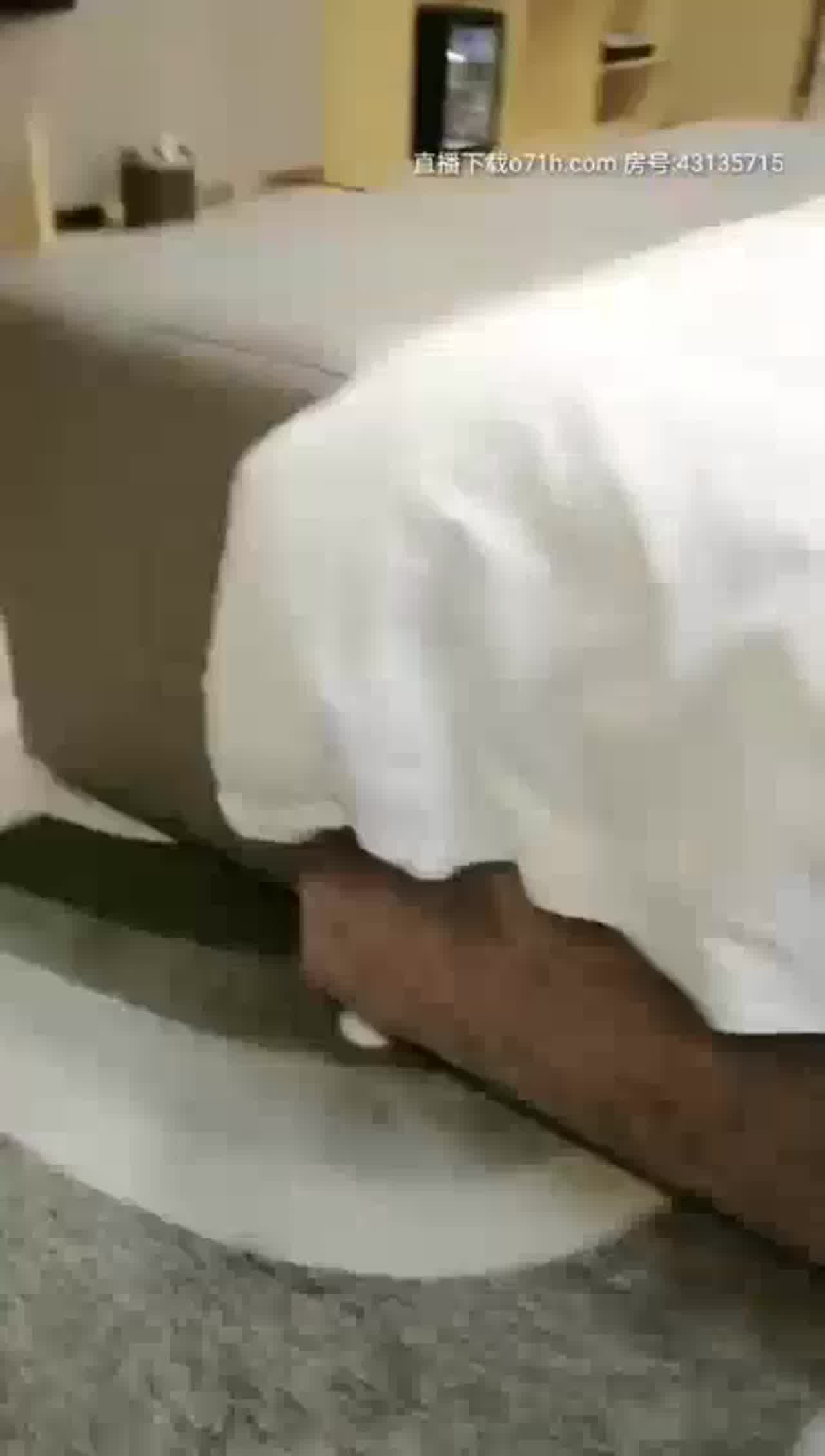  高颜值女大生赚零用钱，与糖爹酒店啪啪开直播 的剧照5