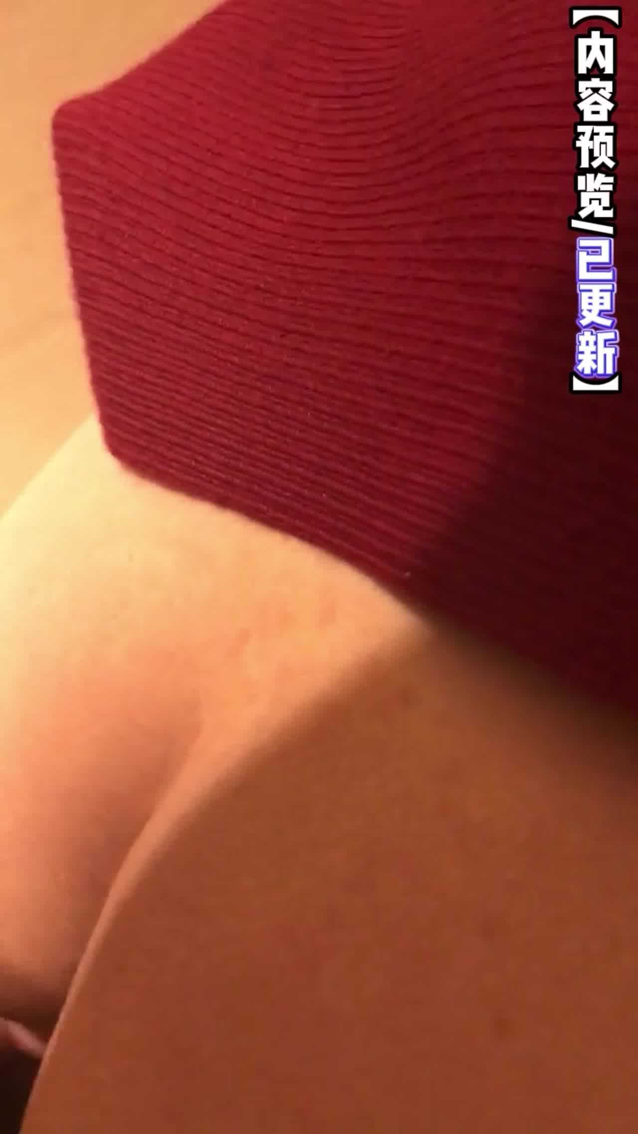  大神PUA网撩极度反差露脸骚女，线下约会居然是真空，毛茸茸的大鲍鱼太好看了，直接在快餐店卫生间搞一炮 的剧照1