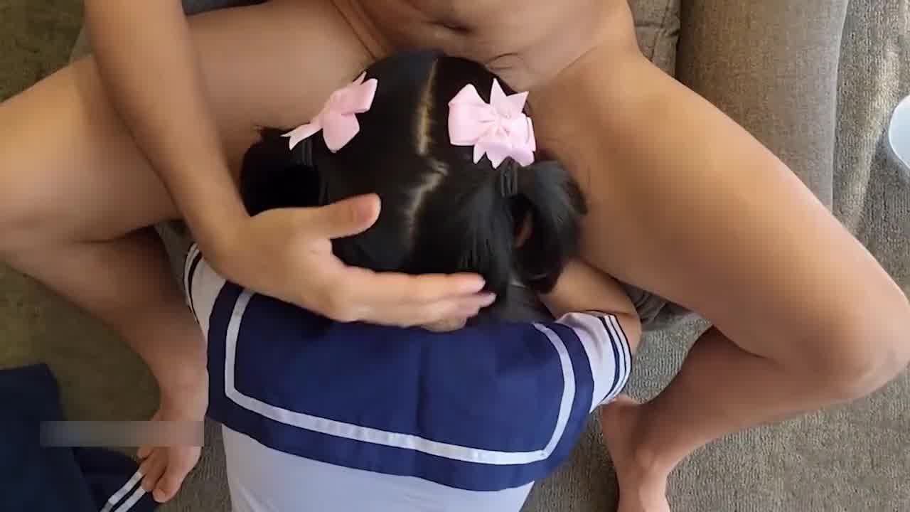  【这才是真萝莉！娇小身材双马尾被猛操】穿着各种制服被后入，全身涂满了精油，直接抓住双马尾插到底！ 的剧照3