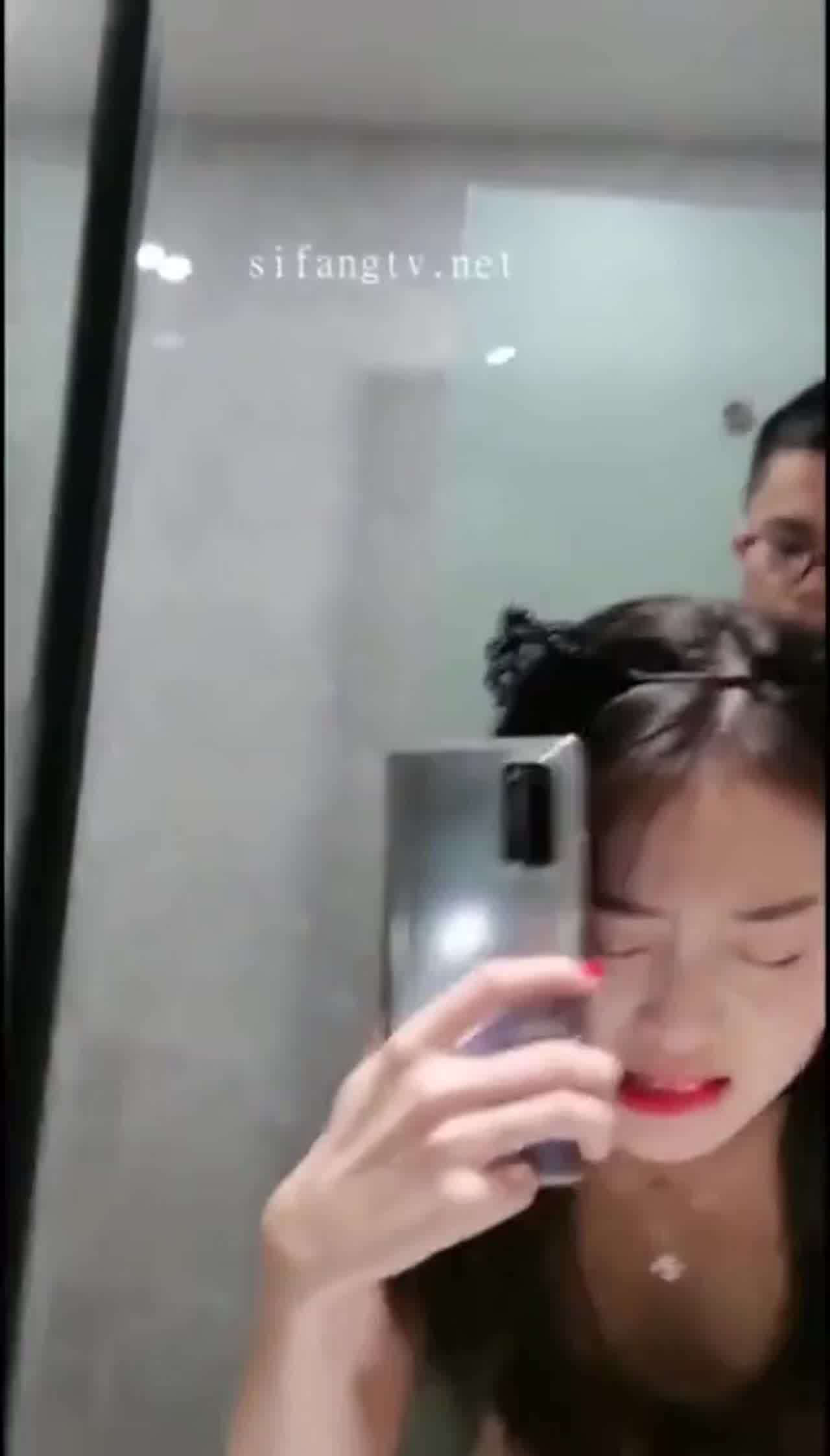  校花女友浴室私拍 满满的回忆 的剧照8