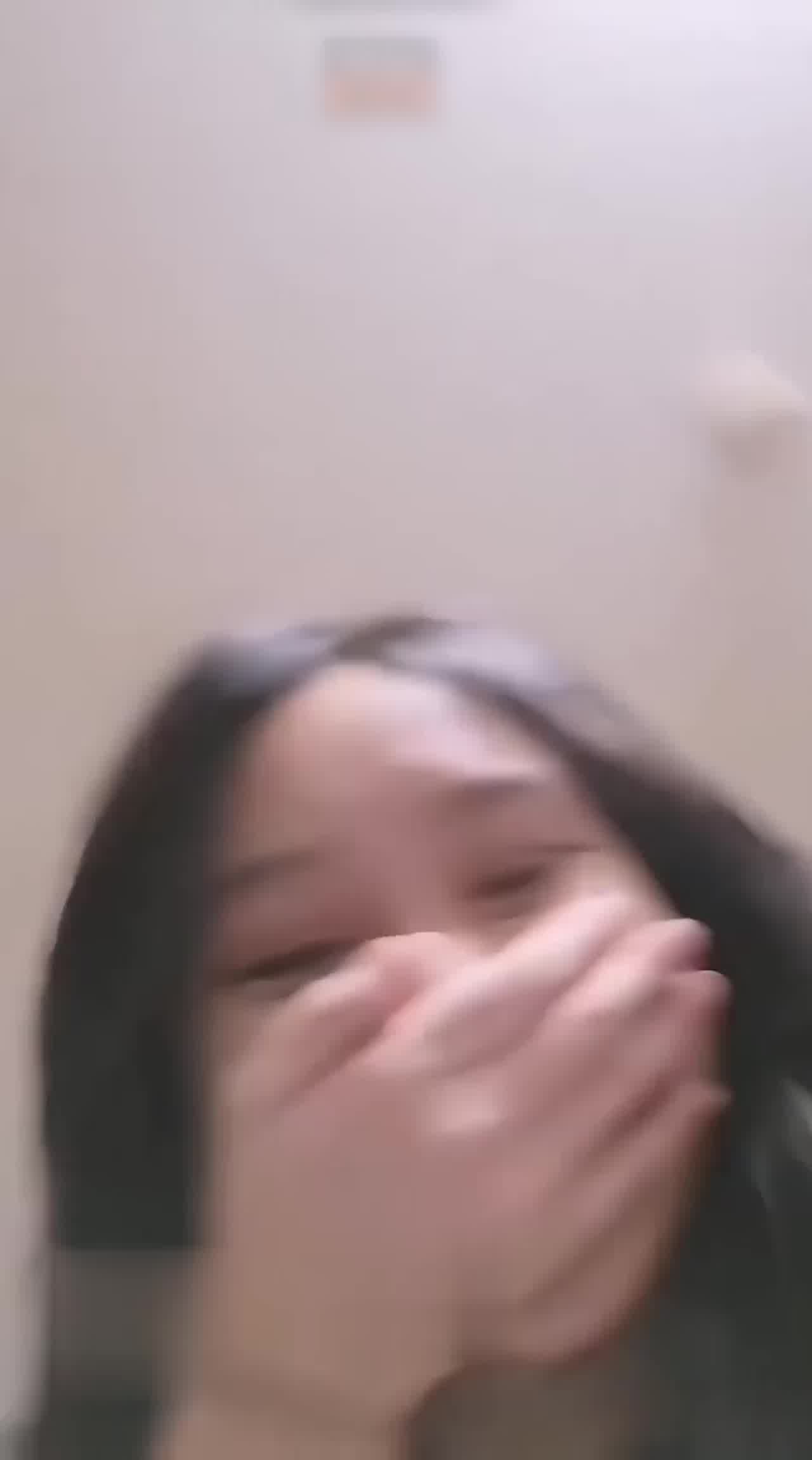  妹妹客厅玩DIY直播家人突然回来非常狼狈 的剧照9