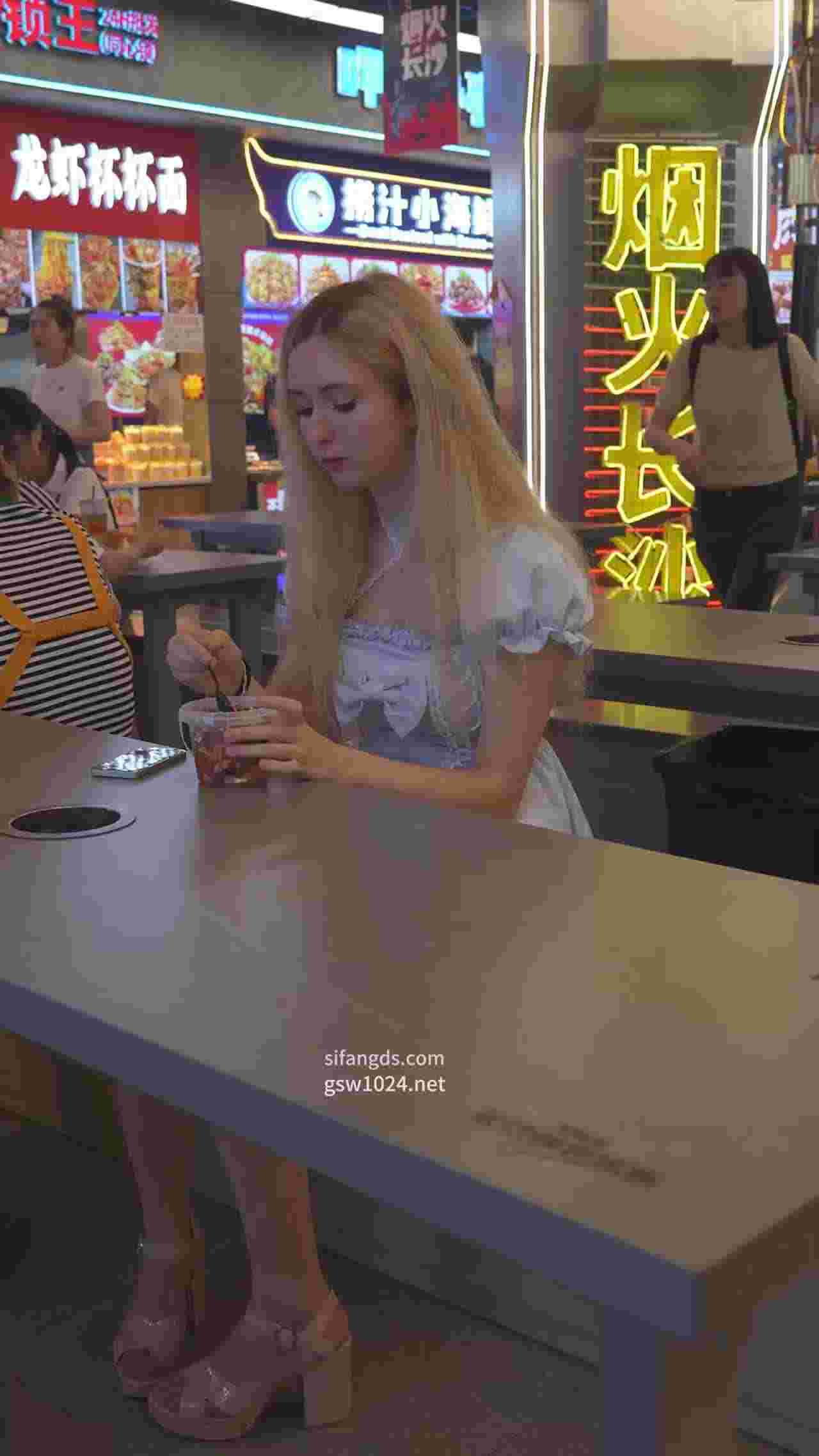  俄罗斯大长腿美人，像个小公主，内裤挤成一条 的剧照5