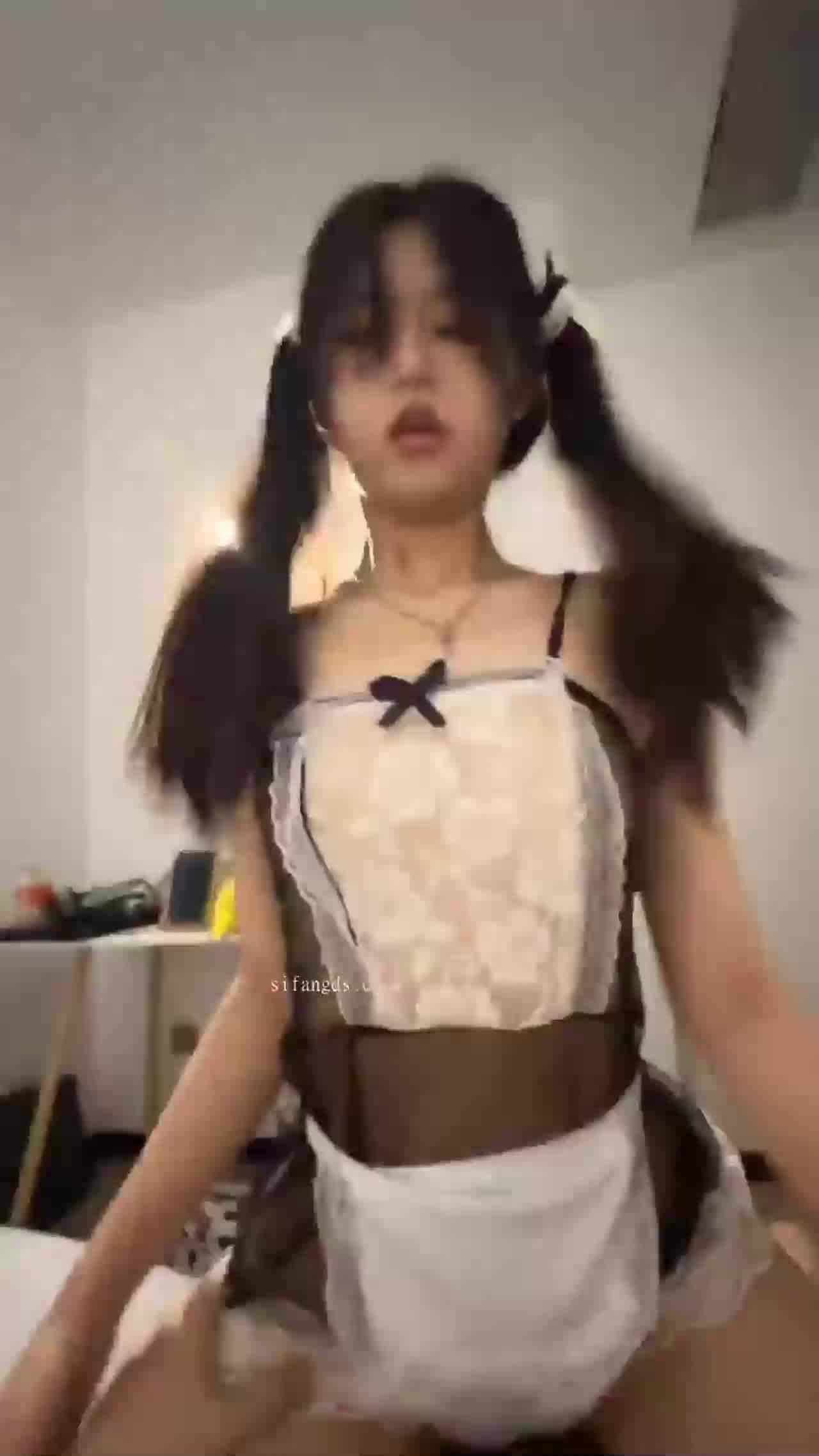  骚货女友身穿女仆装帮双马尾，好清纯 的剧照7