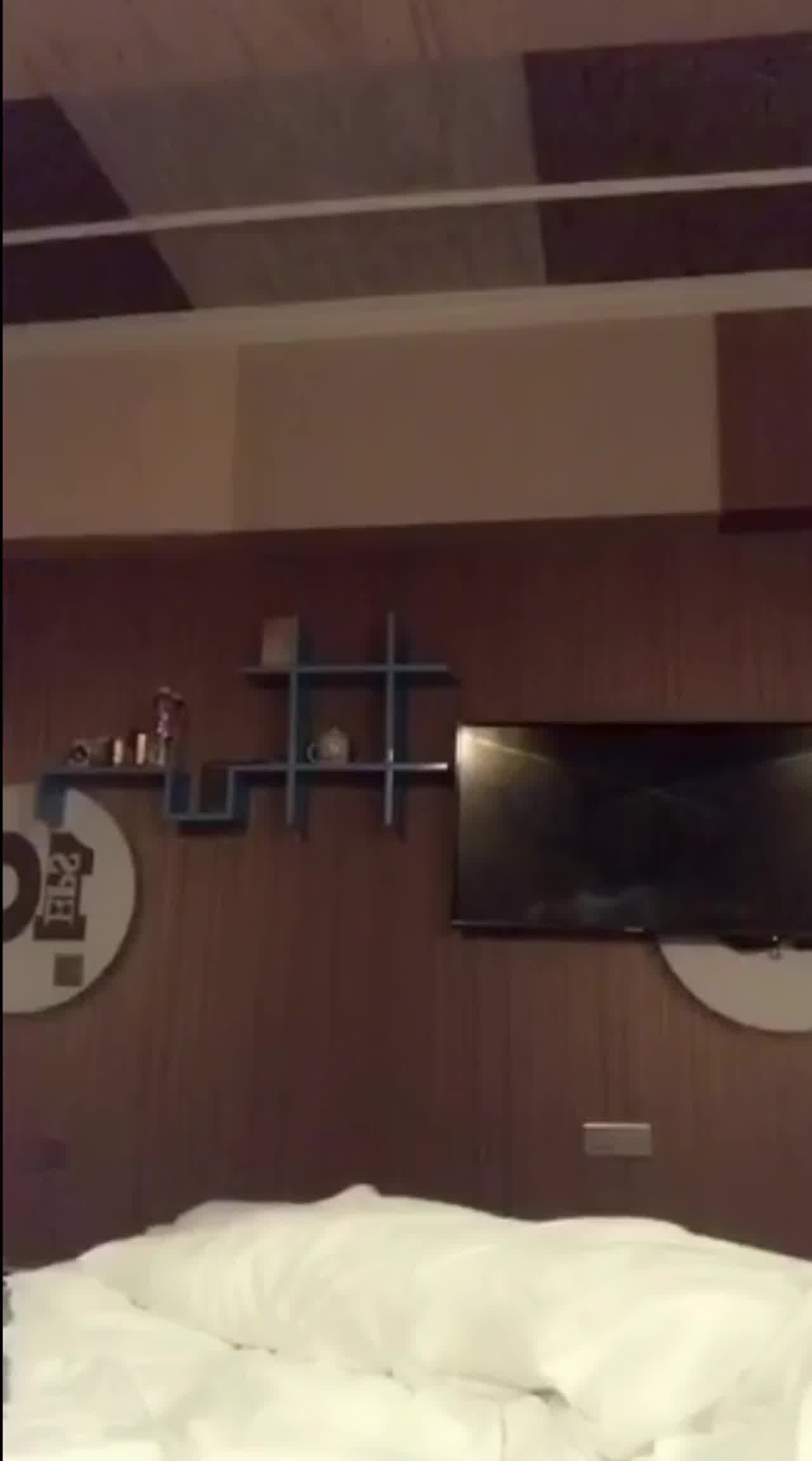  颜值美女口交假鸡巴还弄点酸奶 的剧照3