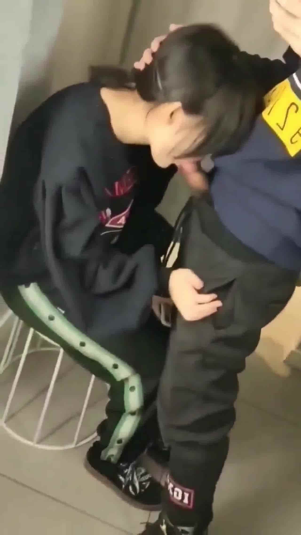  学生情侣公厕偷禁果 的剧照5