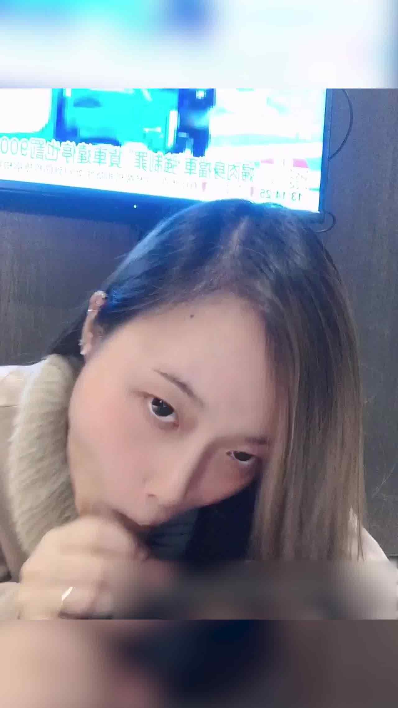  骚屄诱惑学妹好色 的剧照9