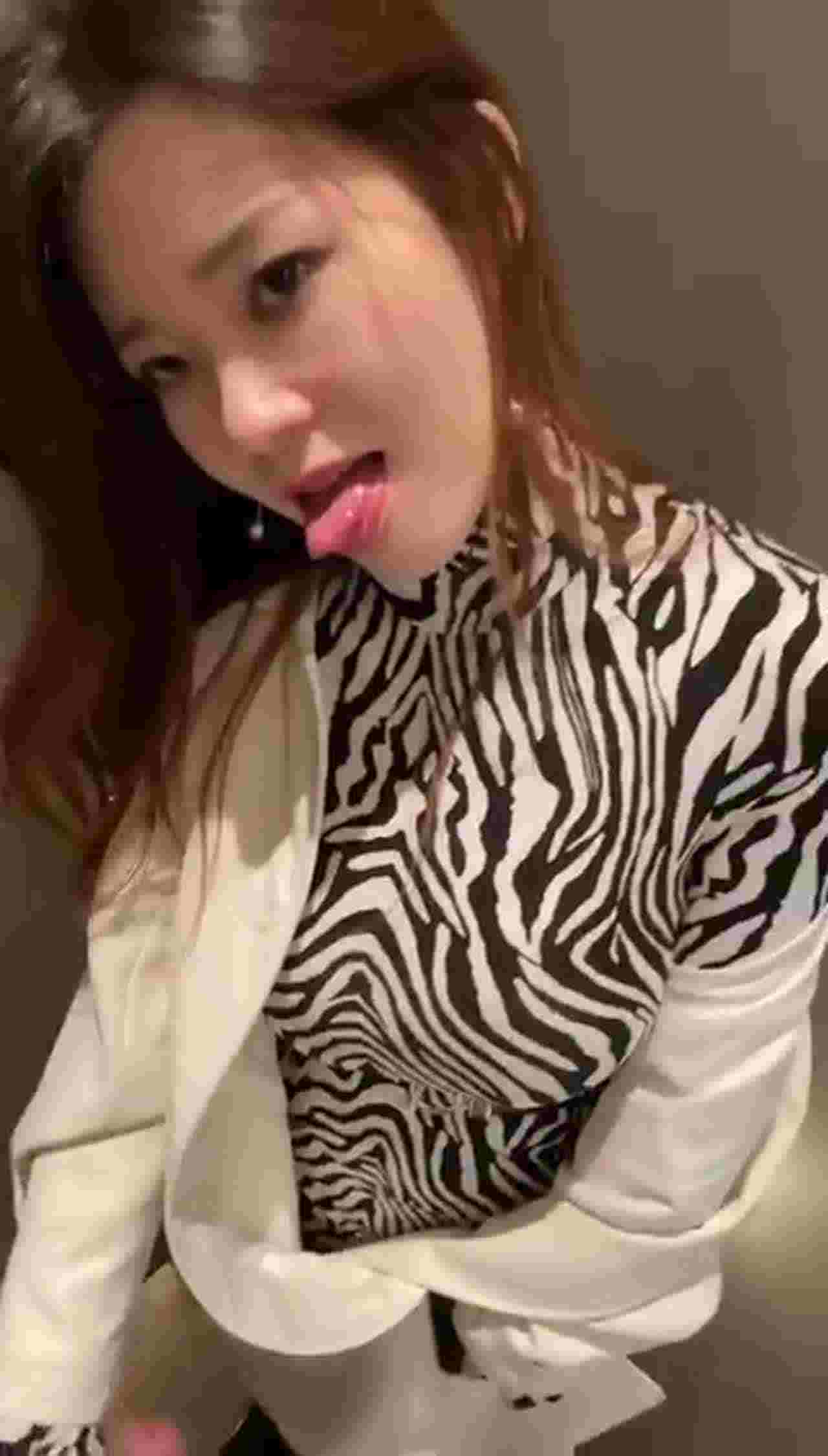  基本都是露脸美女如云各种表里不一，主动吃鸡巴样子可真淫荡 的剧照4