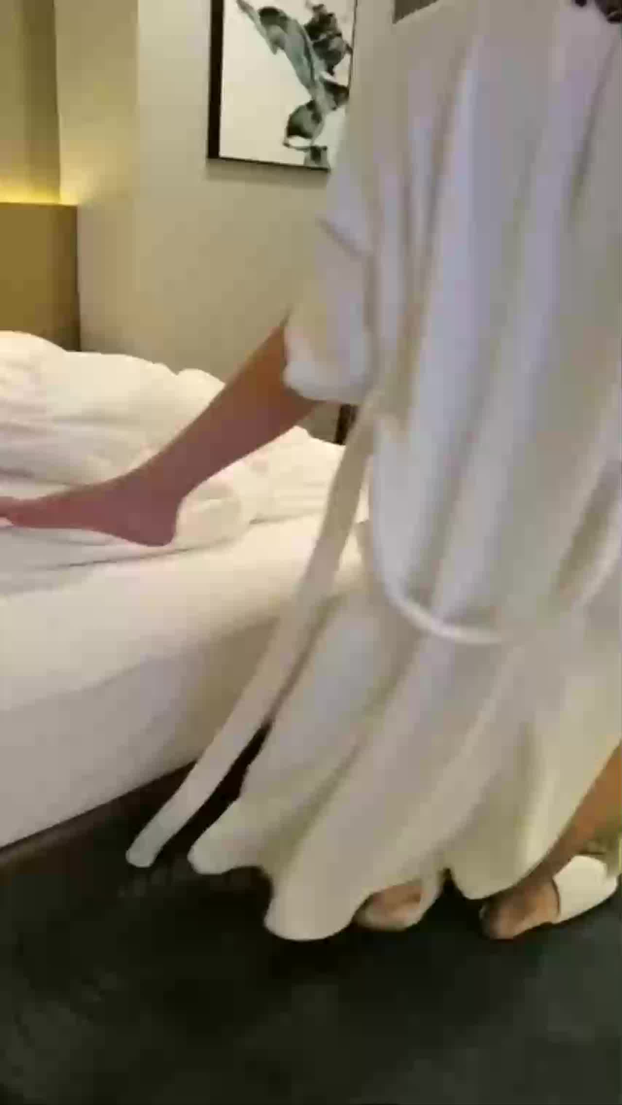  夫妻约四眼单男，蛮有力气的，从浴室抱着肏一直滚到床上，猛烈的绿帽气息！ 的剧照10