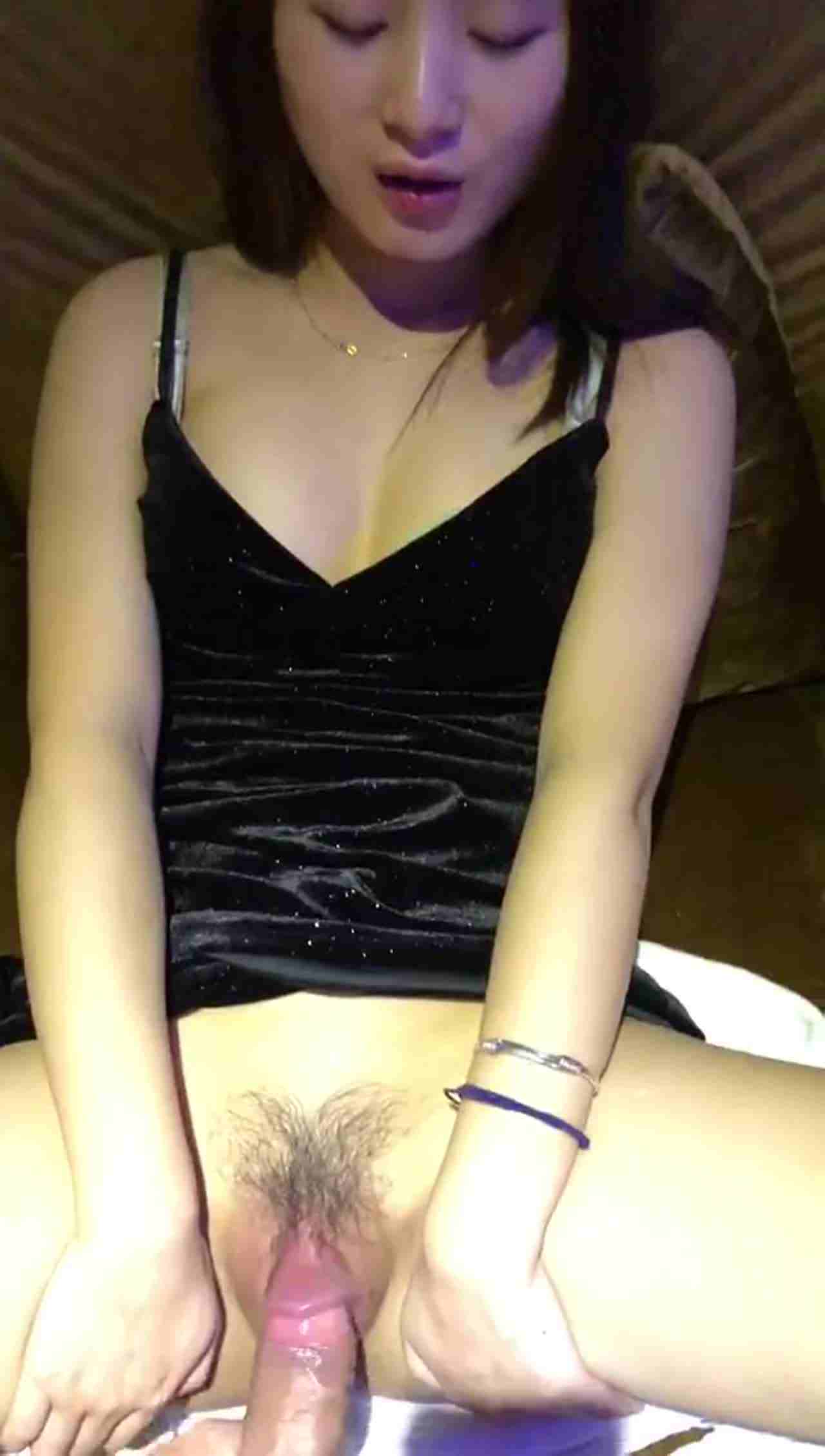  大鸡吧摩擦嫩逼直接捅到底小萝莉受不了 的剧照10