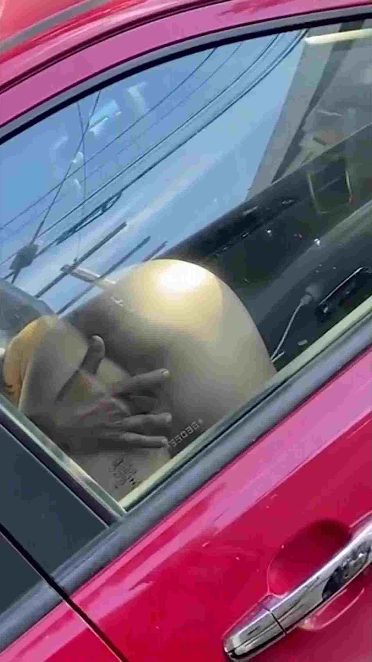  门事件 车上无意中的一瞥_卧槽!旁边小车上的情侣在干啥 的剧照8