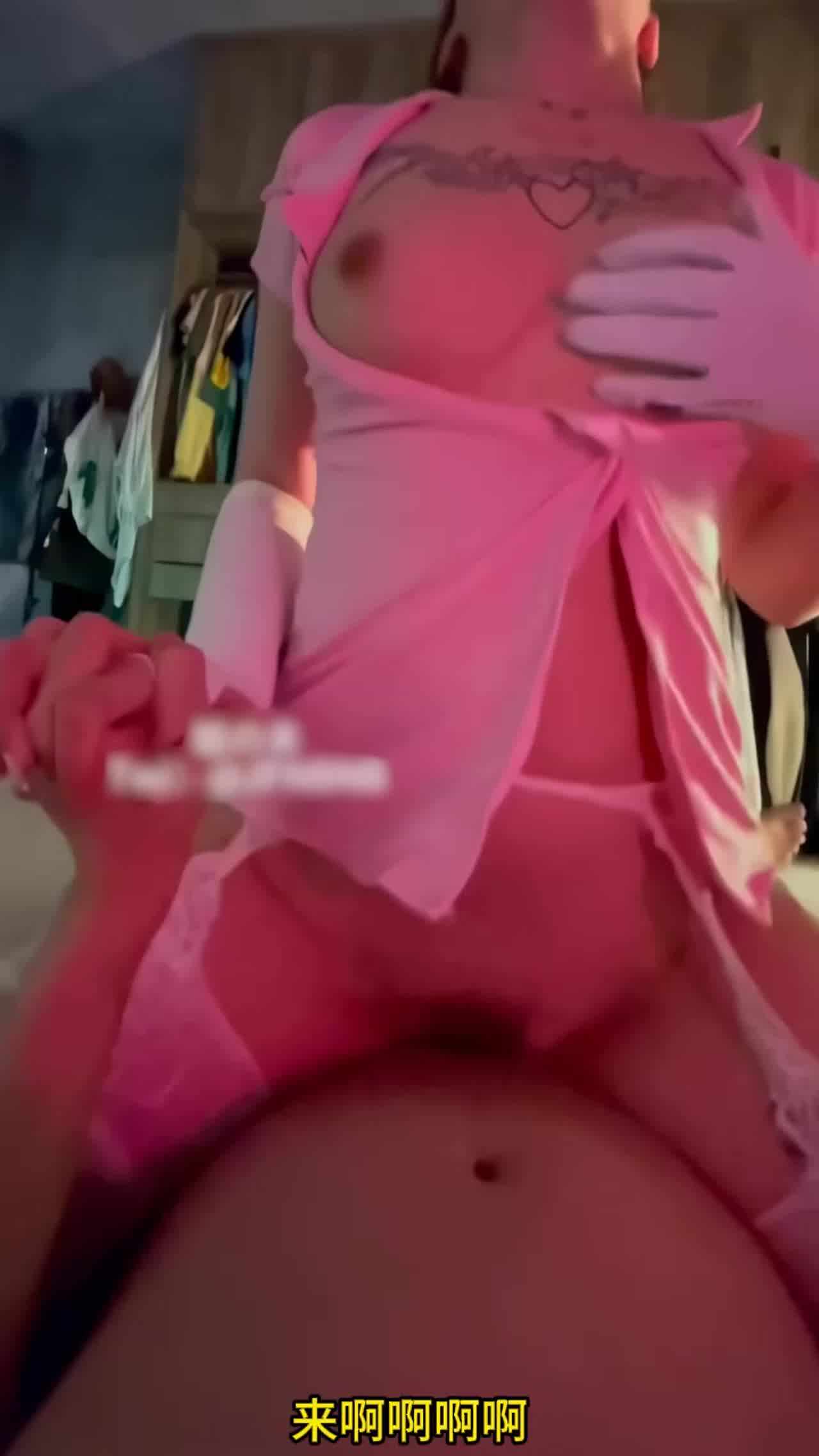  【带着主人的任务，户外像母狗一样的乖乖爬行】不一样的服装带来不一样效果，女神一秒变母狗啊！ 的剧照2