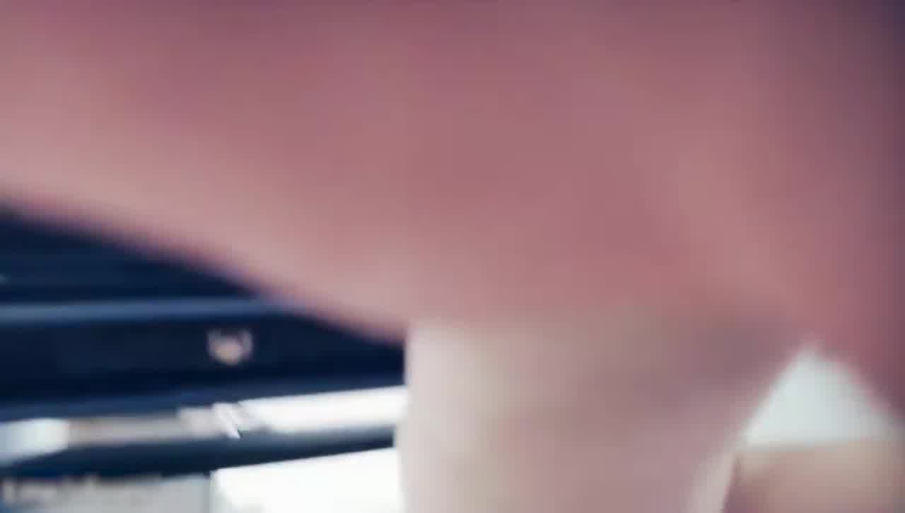  眼镜小哥高价兼职妹，花臂纹身大长腿沙发上操，口活不错翘起屁股站立后入猛操 的剧照7