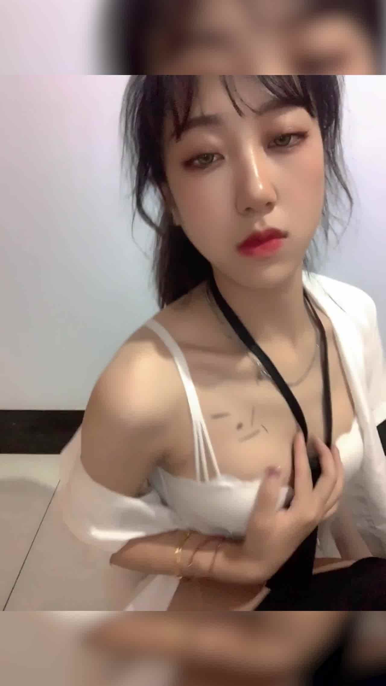  解锁舞蹈一字马学妹 的剧照5