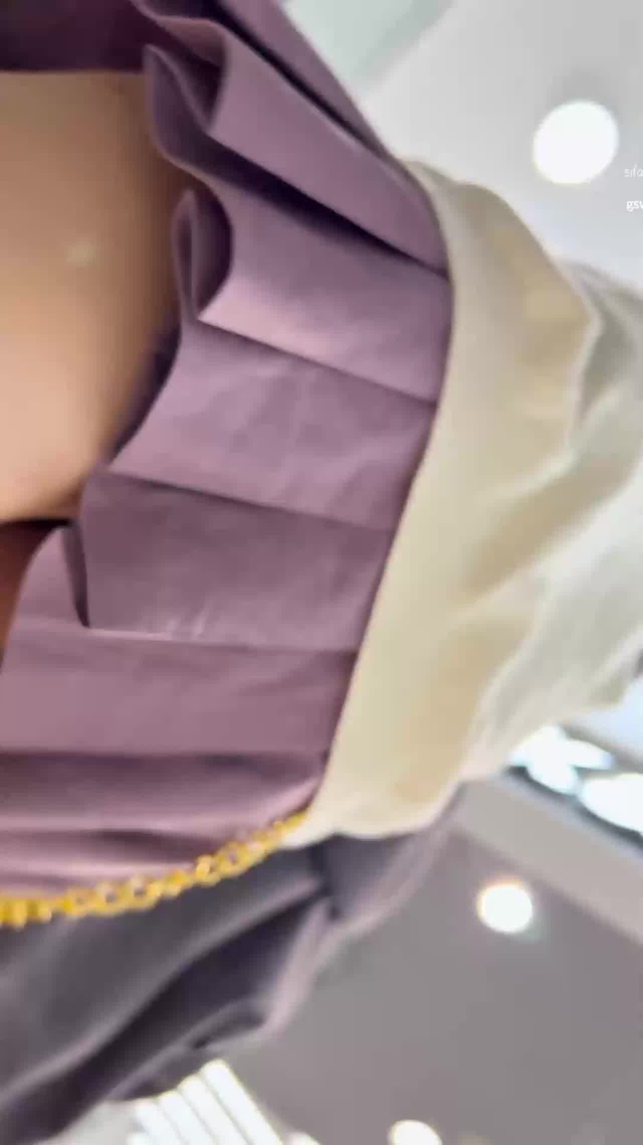  小情侣在约会抓住萝利的抄底 的剧照3