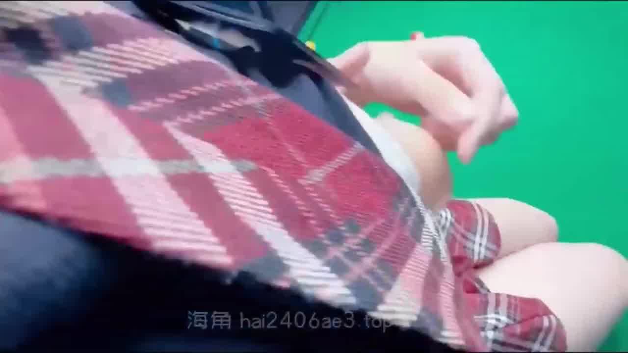  【台球桌上乱伦自己妹妹】打台球还是捅妹妹？输掉后的惩罚，扣出好多淫水都流到桌上，然后直接后入内射 的剧照1