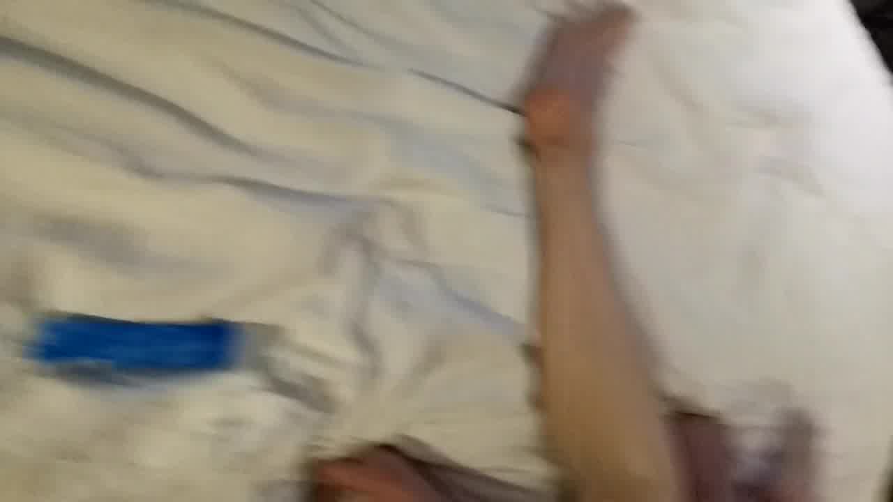  18岁女友醉酒瘫软在床被男友迷操暴插 的剧照8