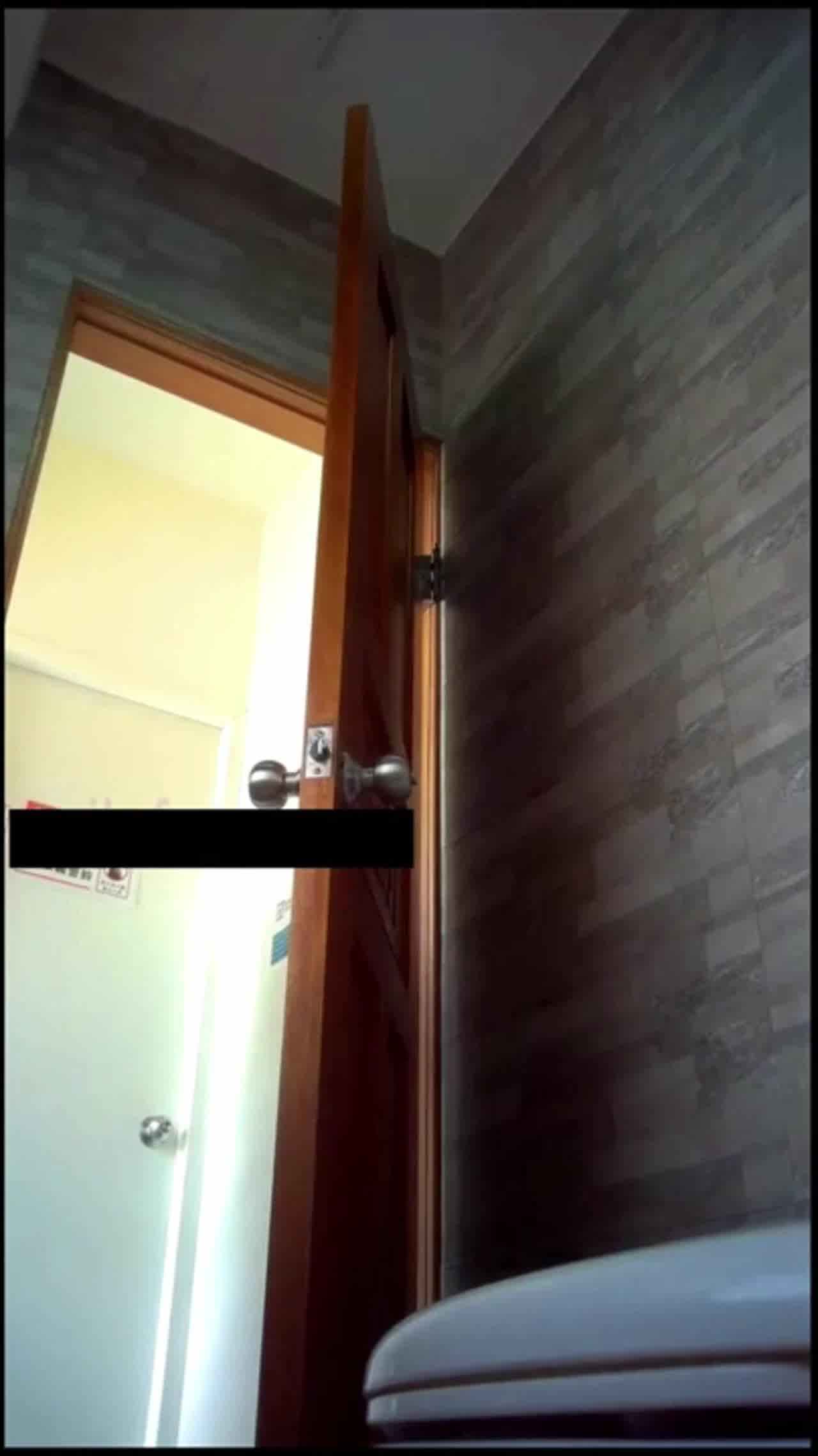  《厕拍达人☀️重磅首发》各种高质量气质小姐姐方便~姿态百出~，B脸同框，欣赏各种美穴，惊现白虎妹妹！ 的剧照1