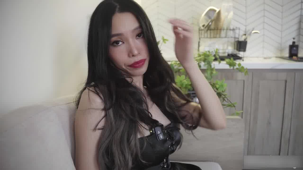  自购混血小杨颖-继母回家不小心看到儿子在打飞机，圣母心泛滥帮他口交，越舔越上头直接无套做了上去 的剧照4