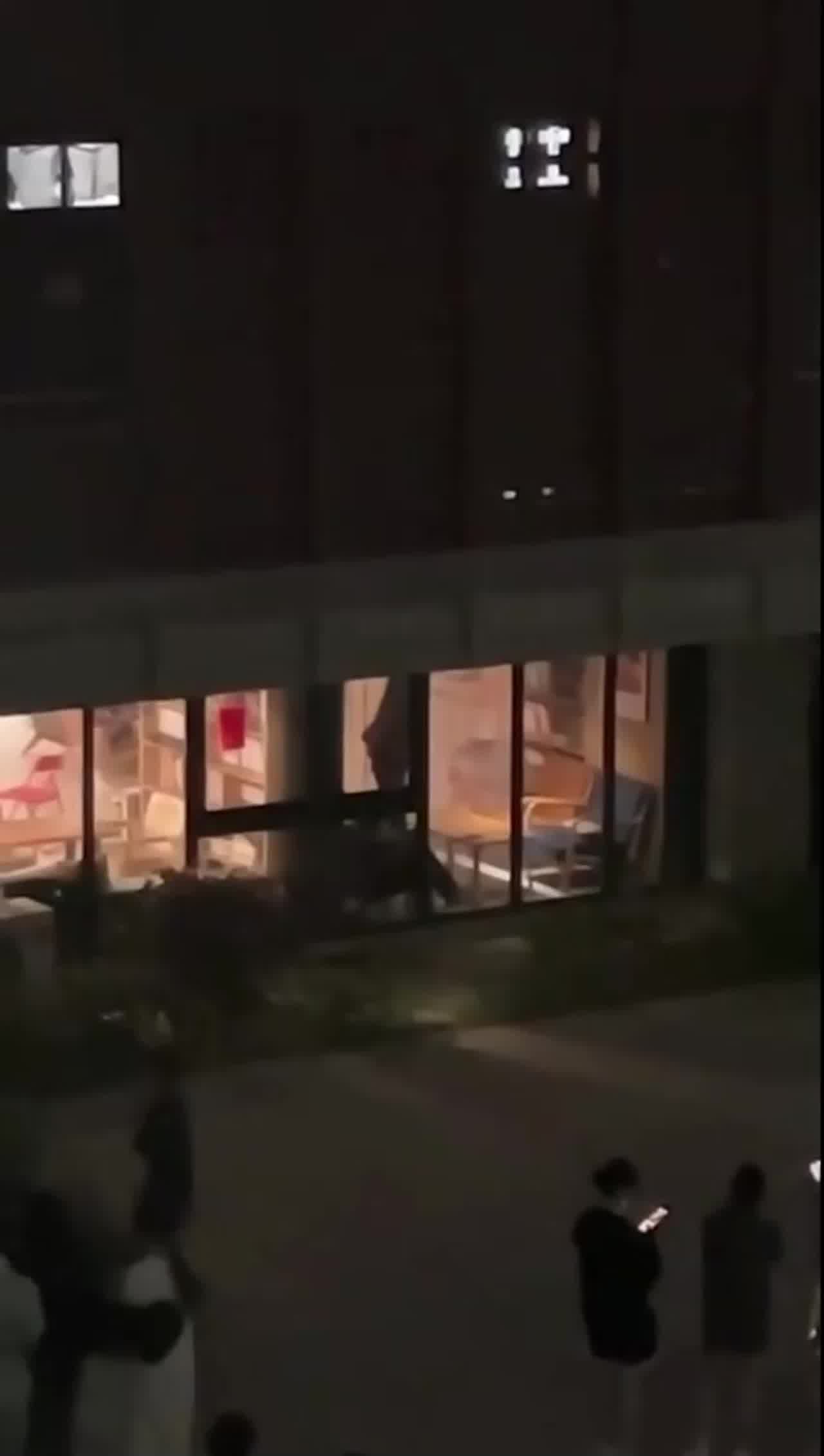  福建平潭一学校小情侣隔着单向玻璃做爱引围观 的剧照7