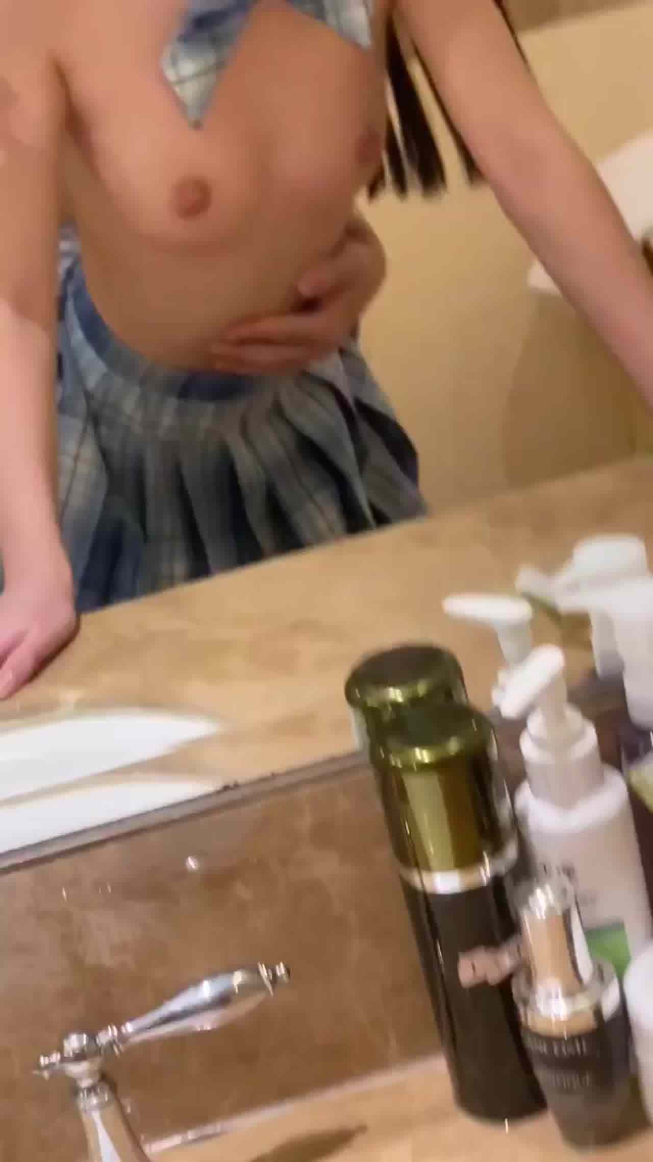  高中女友考完试后解放庆祝 的剧照2