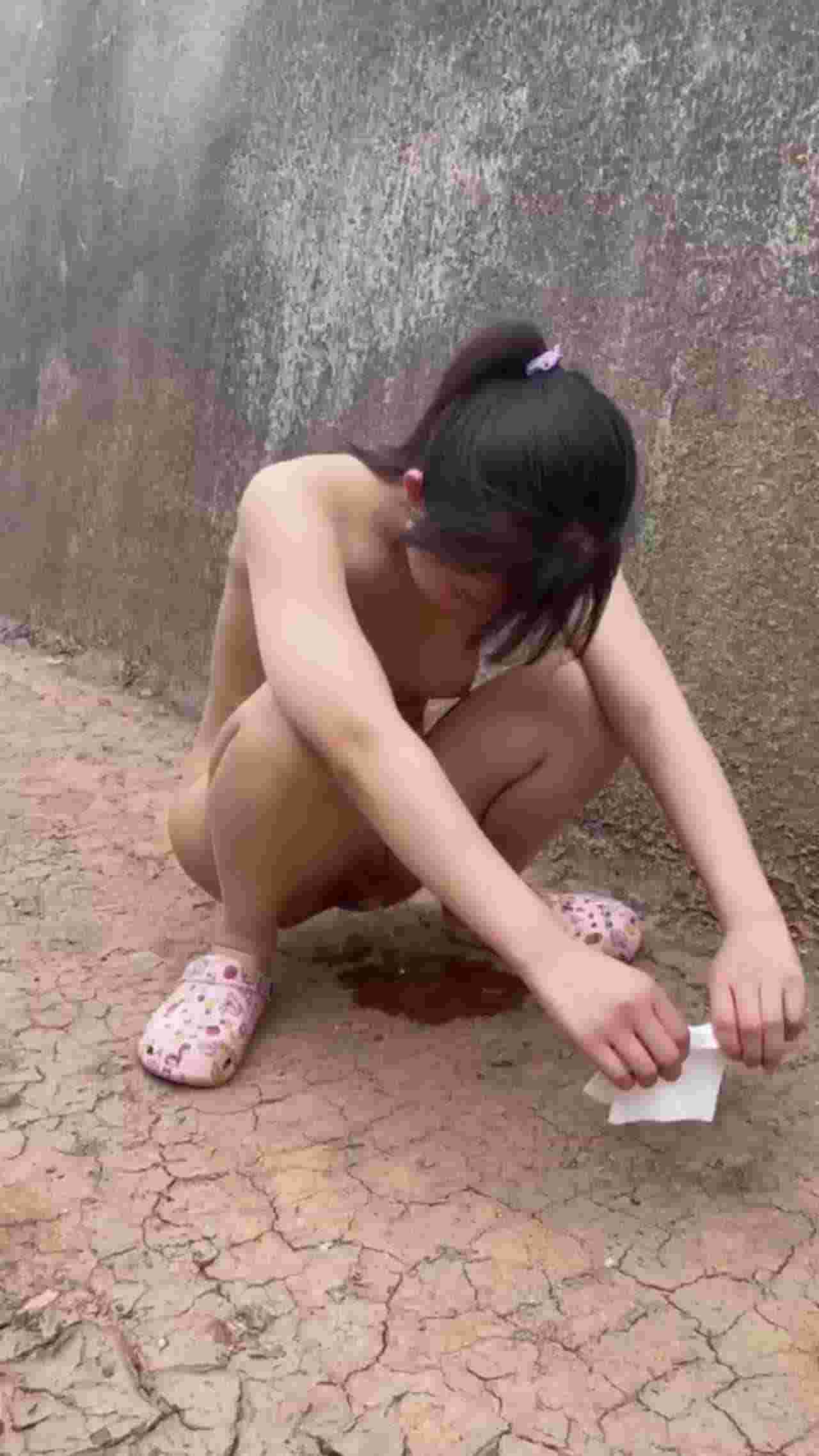  调教母狗赤身裸体野外尿尿 的剧照7