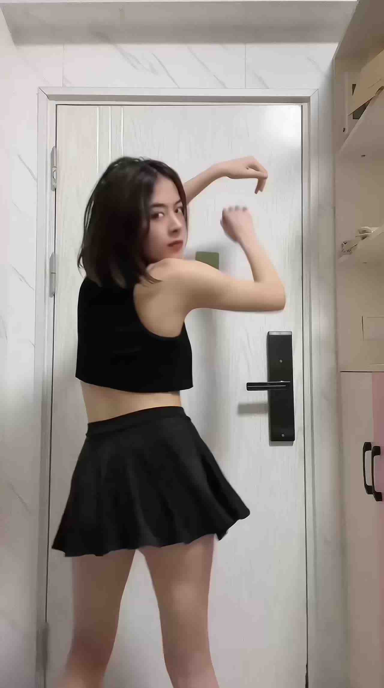  黑丝露脸脱衣舞定制 的剧照3