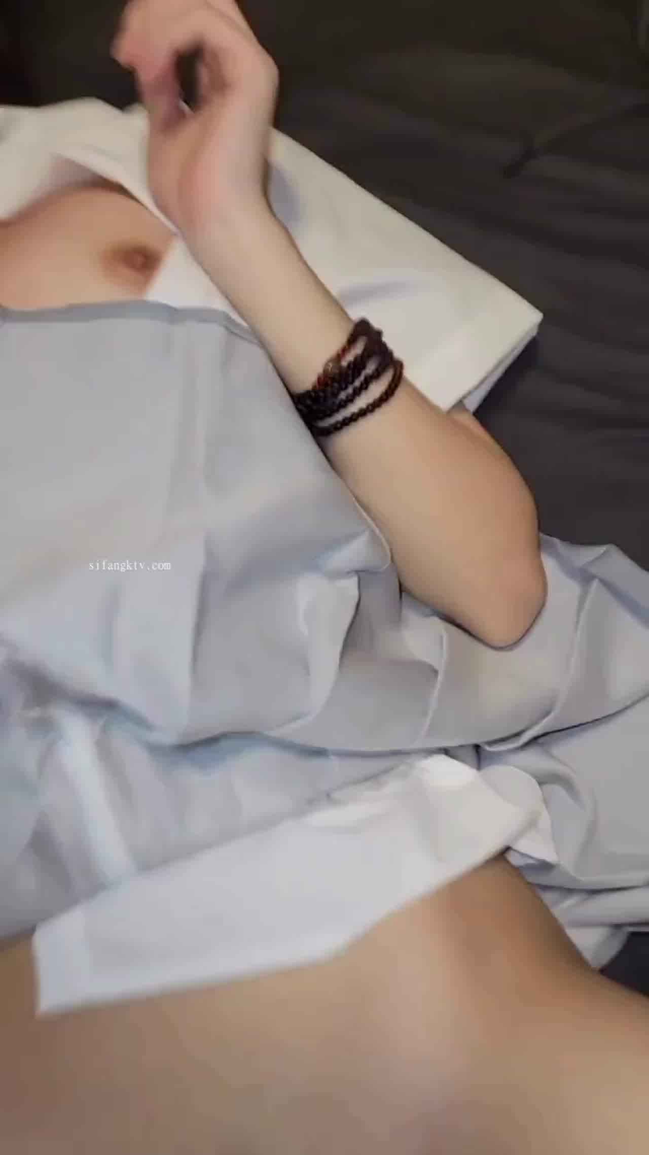  “爽~爸爸”对话淫荡，四眼PUA调教大神圈养高颜值极品超嫩妙龄美少女 2_x264 的剧照4