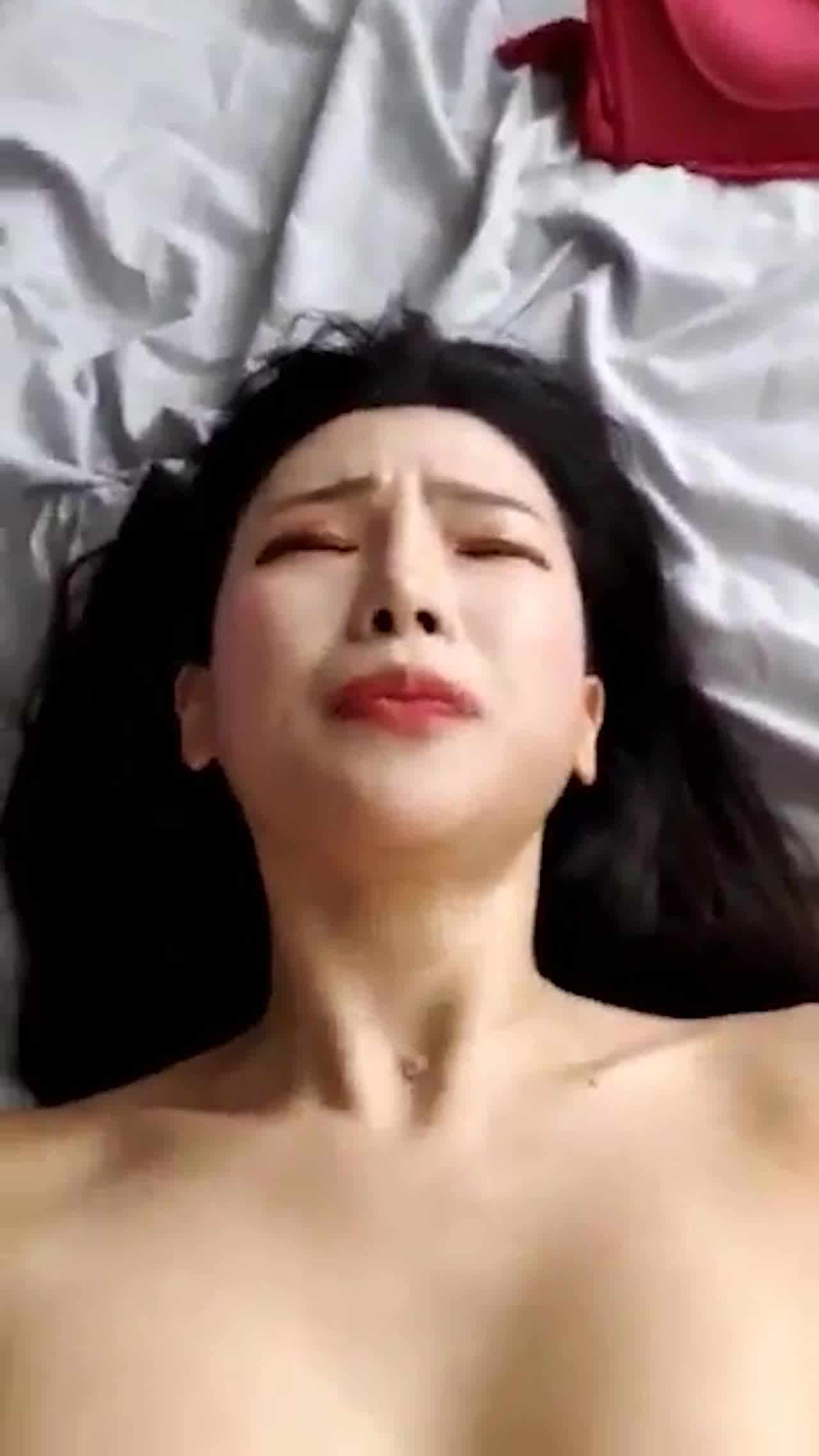  爽到喊西巴的小母狗身下一直摇着求肉棒 的剧照2