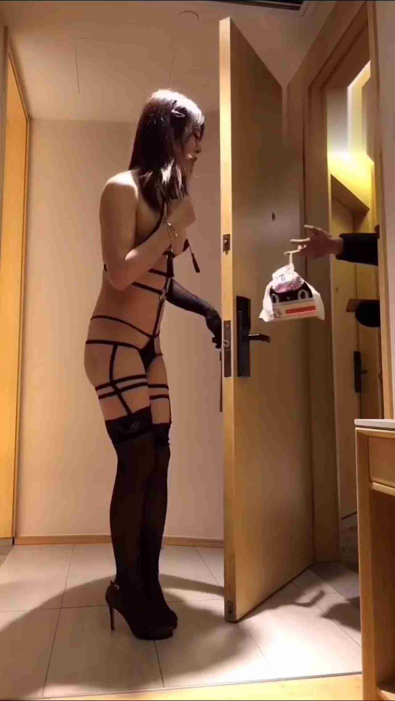  勾搭外卖小哥，他不好意思1 的剧照5