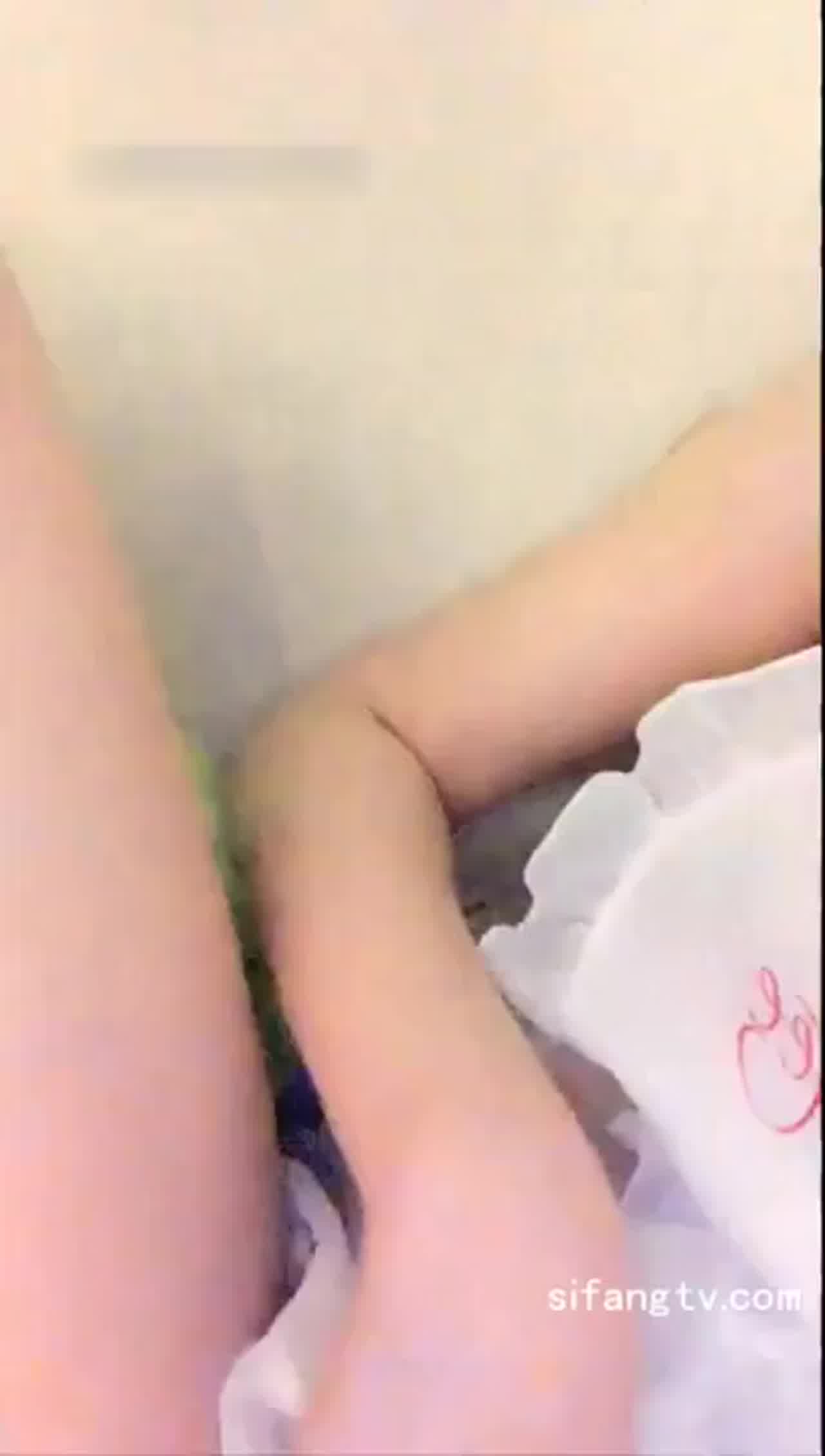  顶级美女主播直播洗澡中间被男友突然现身的惊喜一插 的剧照1