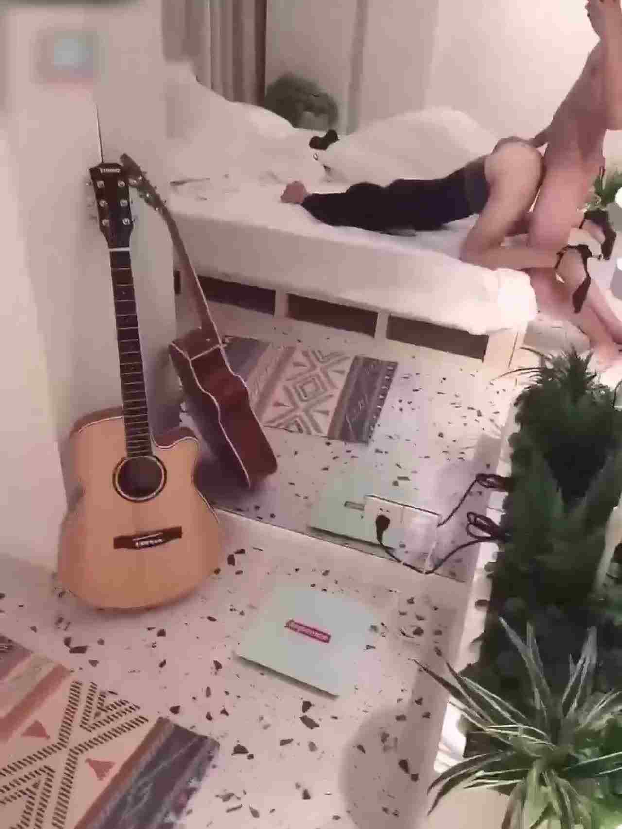  极品蜂腰翘臀淫荡学妹【奶茶】 的剧照9