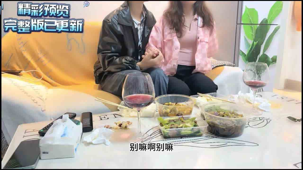  【撩妹佳作】20岁小美女，一顿外卖甜言蜜语，成功推倒，床上淫乱一炮，无套内射。对白精彩。 的剧照3