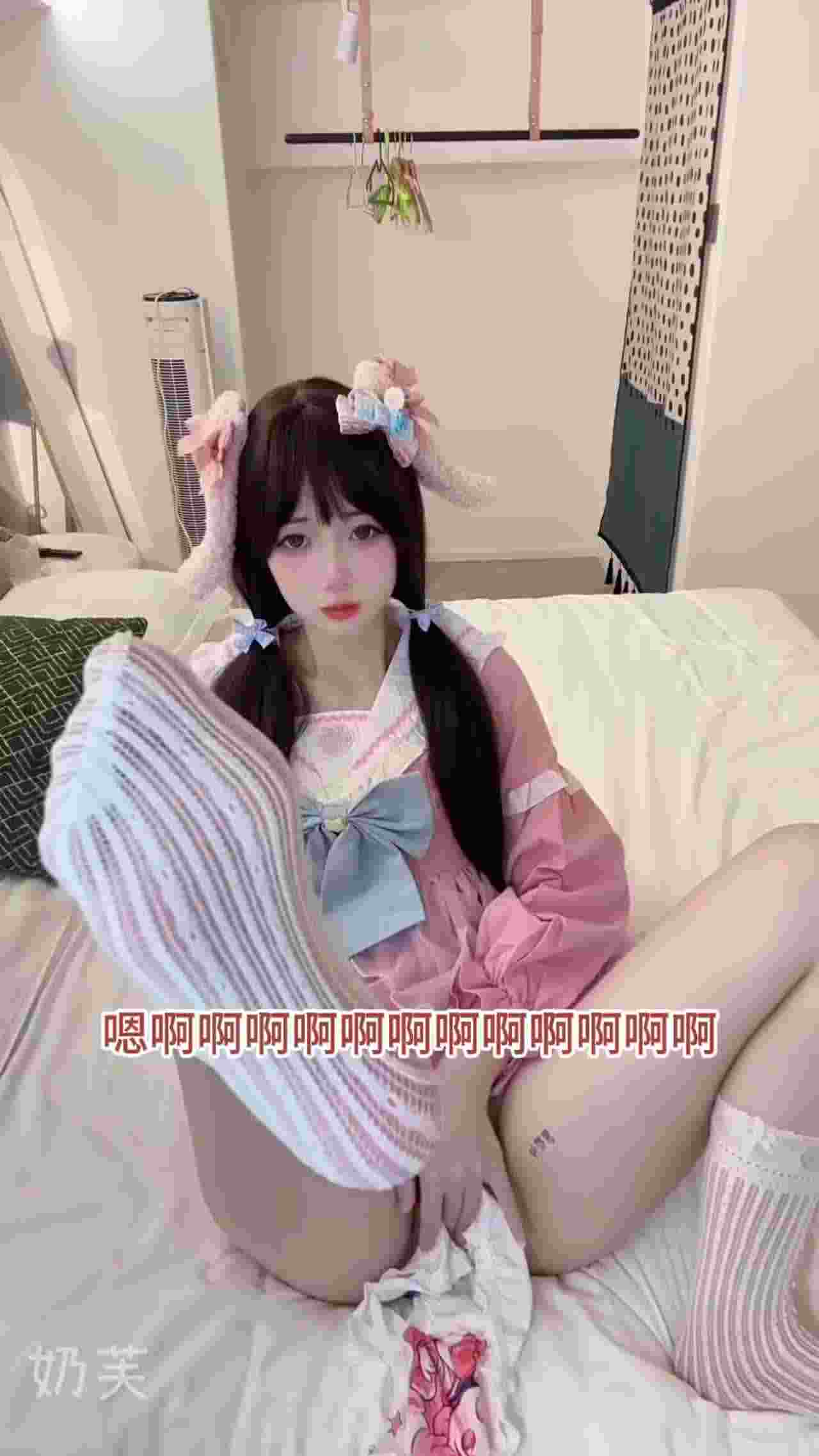  【最好的寸止女s博主！边自慰第一视角看逼挑战】脱下内裤塞到逼里，狗狗舔，你能在这种语言下坚持到射吗？ 的剧照4