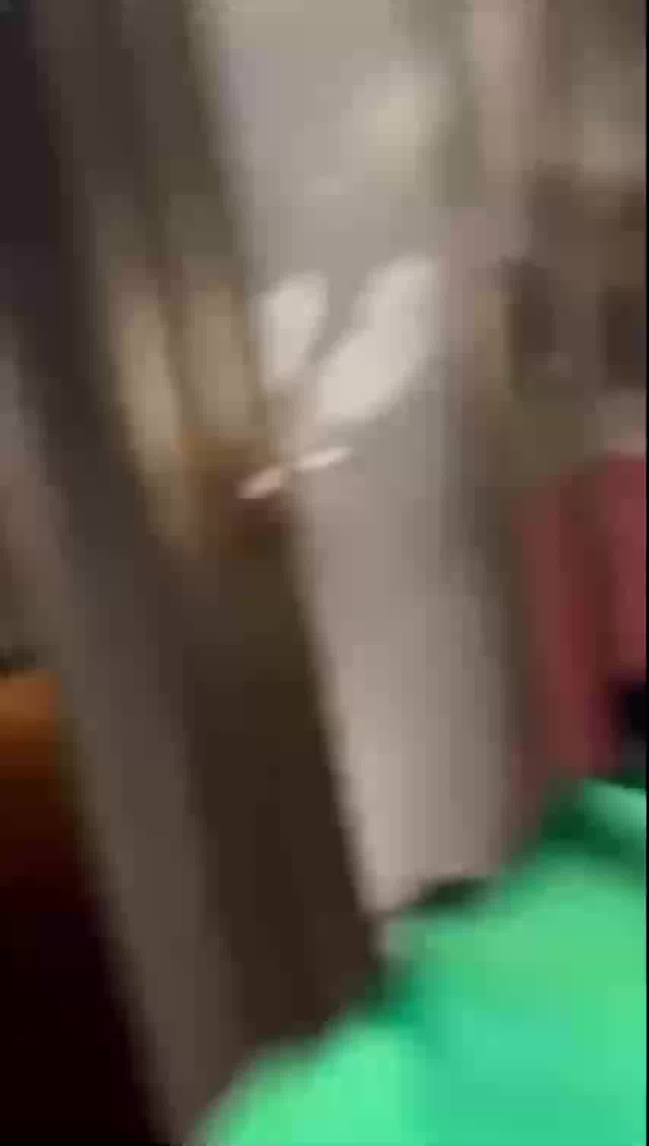  为什么不去酒店开房呢？非要霸占公共厕所，被拍了吧 的剧照3