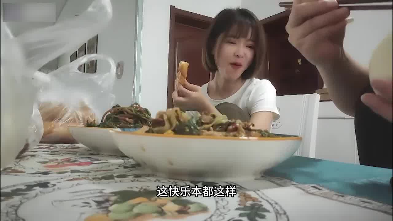  真实【美少妇偷情】老公回乡探亲，少妇约情妇家里过二人世界！亲自下厨讨好情夫，疯狂求内射 的剧照5