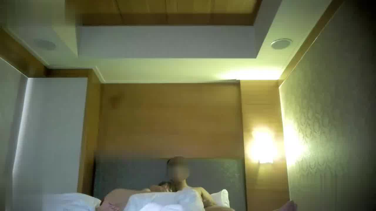  「台湾自拍」私立铭传大学 校花级大奶正妹出来卖 被肥肚大叔随便玩! 的剧照2