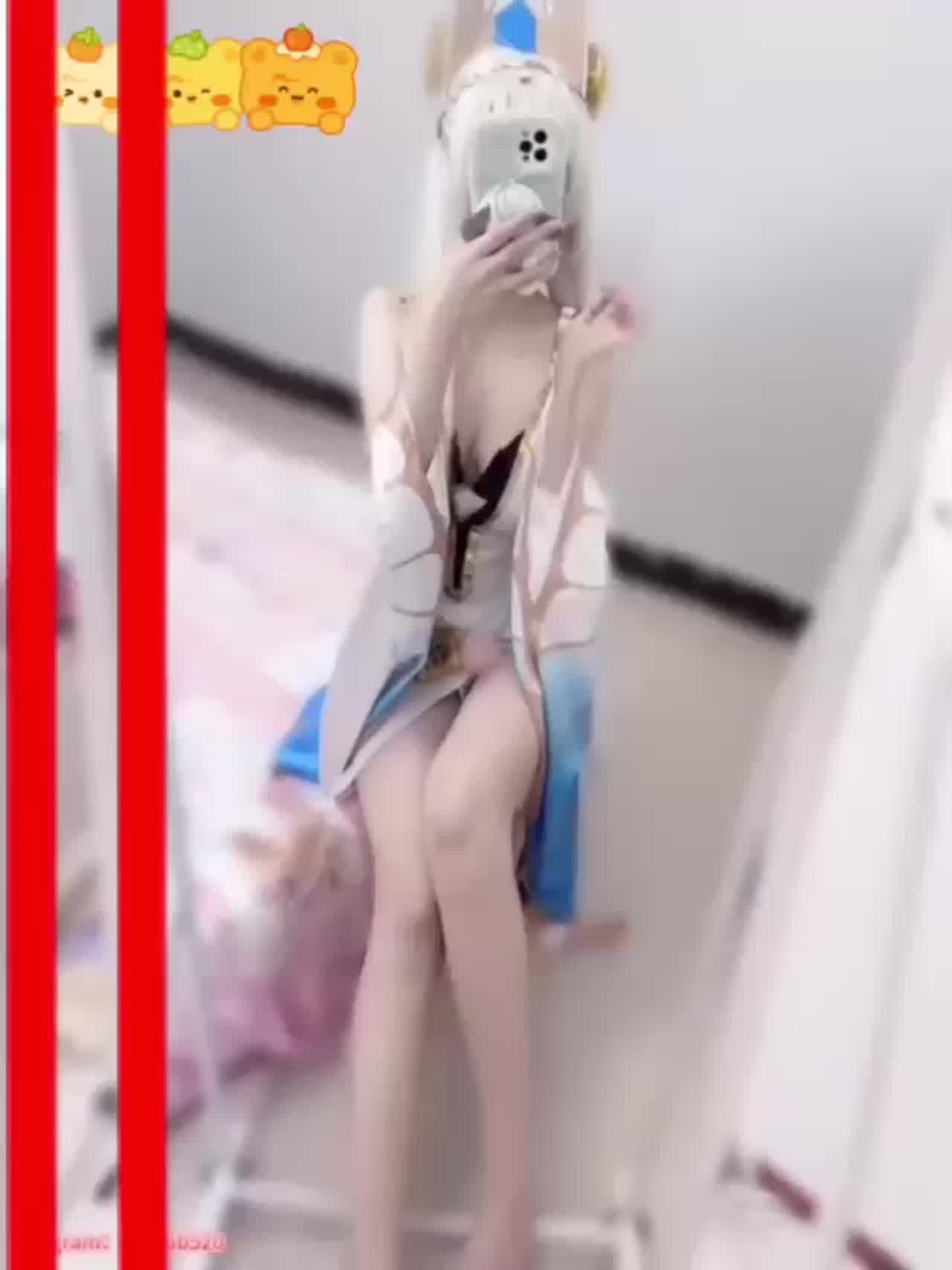  萝莉小仙秀大长腿并用道具玩弄骚穴 的剧照1