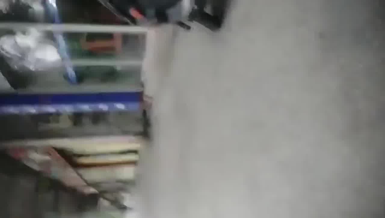  【城中村小超市】老板娘接私活，这服务太刺激了，暴力抽插骚穴，尽情输出啪啪猛操。少妇爽懵了！ 的剧照8