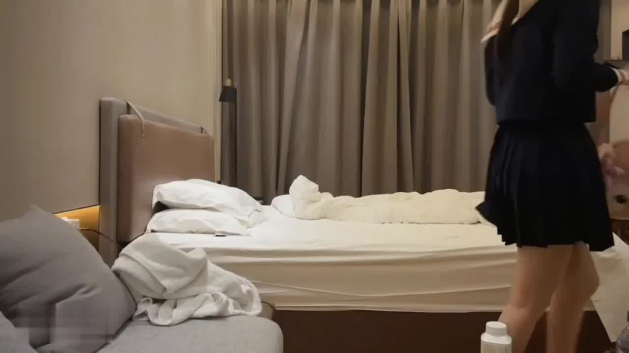  约了个03年的小美女，身材匀称，皮肤白嫩，给她干到高潮喷水，她说这是第一次喷水 的剧照9