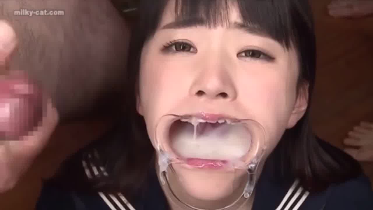  变态水手服女高中生强制饮精 的剧照4